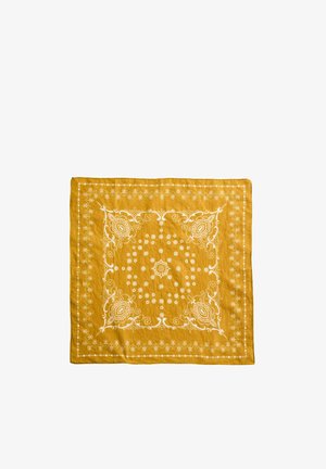 Neliön muotoinen sinappi-keltainen bandana, jossa valkoisia paisley- ja kukkakuoseja, jotka on asetettu symmetrisesti toisiinsa keskittyen kehien ja reunusten muotoon.