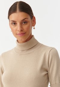 TATUUM Lihtne T-särk - gold