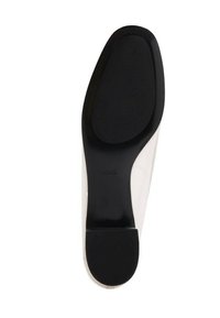 Semelle en caoutchouc noire avec grip texturé, partie supérieure en plastique transparent, design élégant et bout arrondi. Le talon est lisse et il n'y a pas d'accents décoratifs visibles.