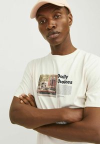 Jack & Jones FOTODRUCK RUNDHALS  - Trükipildiga T-särk - buttercream