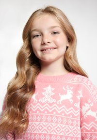 Šviesiai rožinė megztinis su baltais elniais ir Kalėdų medžių raštais, turintis raukšlėtą apykaklę ir minkštą, tekstūruotą megztą medžiagą.