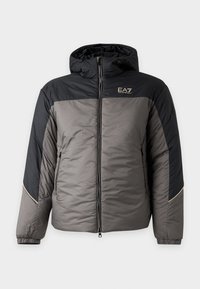 Μπουφάν με κουκούλα σε γκρι και μαύρο χρώμα με μπροστινό φερμουάρ, τσέπες με φερμουάρ στα πλάγια, ελαστικά μανίκια και λογότυπο EA7 Emporio Armani στο στήθος.