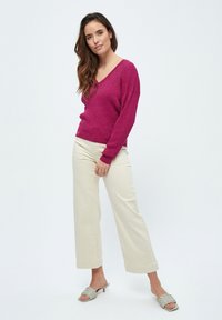 Desires DEGEISHA RIB V-PULLOVER - Strickpullover - festvial fuchsia metallic