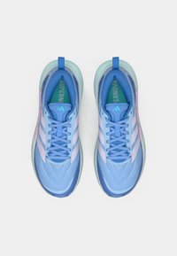 Chaussures de sport bleu clair avec une tige en mesh, ornées d'accents roses et d'un design à bout arrondi. Style slip-on avec une semelle rembourrée.