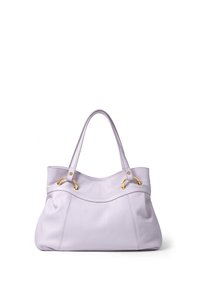 Borsa tote in pelle lilla con due manici, dettagli in metallo dorato, design curvo e lati arricciati per maggiore texture.