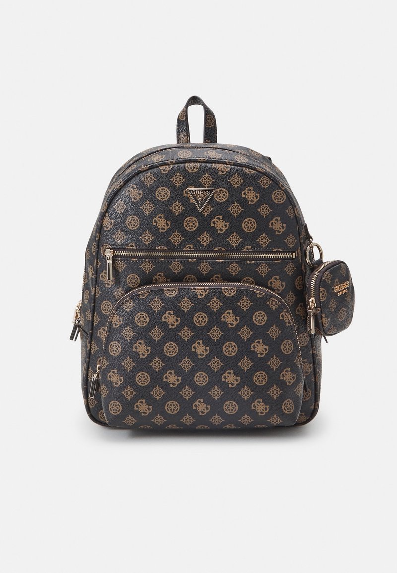 Sac à dos Guess à motif noir et marron avec poche avant zippée, petite pochette zippée attachée et poignée de transport supérieure.