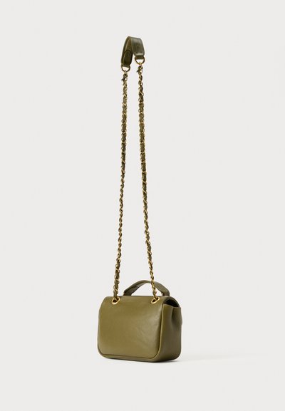 Πράσινη δερμάτινη τσάντα χειρός με δομημένο σχήμα, λουρί αλυσίδα σε χρυσό τόνο και διπλές δερμάτινες λαβές. Λείο υφή και μινιμαλιστικός σχεδιασμός.