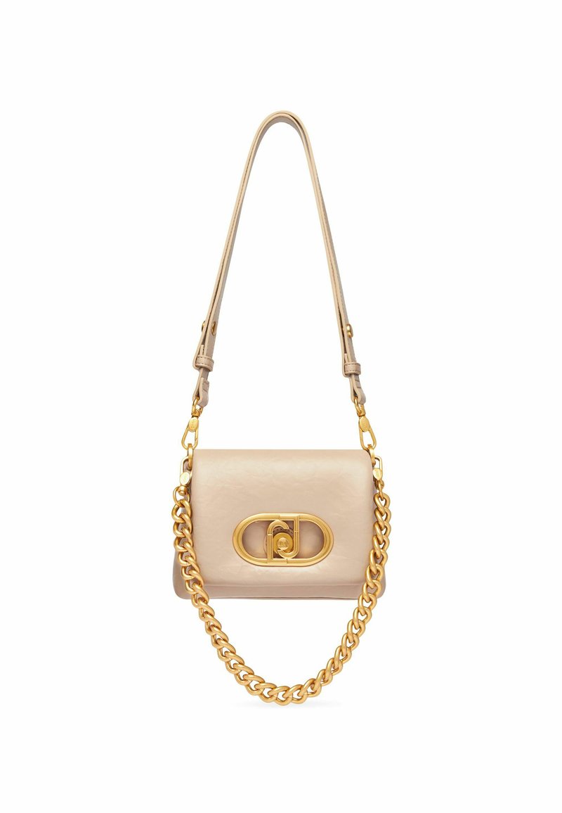 Sac à main en cuir beige avec une chaîne en or et un logo matériel circulaire. Présente une forme structurée et une surface texturée.