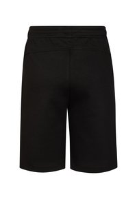 Pantalones cortos de algodón negro con textura suave, cintura elástica y longitud hasta la mitad del muslo. Diseño sencillo, sin patrones ni detalles visibles.