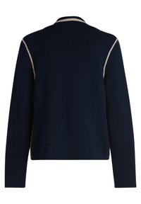 Mörkblå tröja med långa ärmar, med en ribbad krage och kontrasterande ljusbruna sömmar längs axlarna och sidorna.