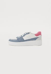 Madala rohkete sneakerid, millel on sinine samet ja valge nahk roosade aktsentidega, tekstiilkinnitusnöörid, perforeeritud detailid ja tekstureeritud kummipõhi.