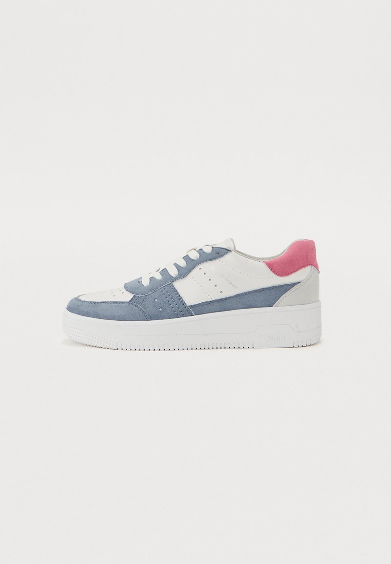 Madala rohkete sneakerid, millel on sinine samet ja valge nahk roosade aktsentidega, tekstiilkinnitusnöörid, perforeeritud detailid ja tekstureeritud kummipõhi.