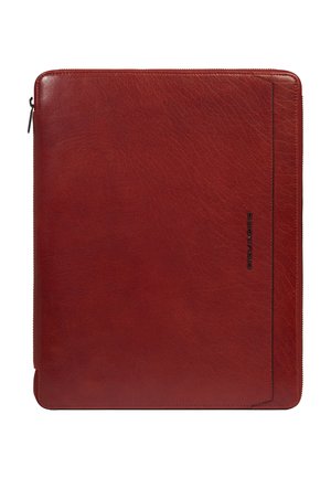 Étui fin pour tablette ou ordinateur portable en cuir rouge avec fermeture éclair tout autour et logo de marque vertical discret sur le côté droit.