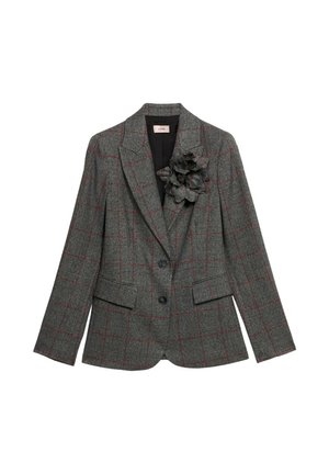 Blazer de cuadros gris con líneas rojas, dos botones, bolsillos de solapa y una flor de tela texturizada prendida en la solapa izquierda.
