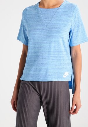 Lyseblå trænings T-shirt i en meleret mønster med korte ærmer og V-hals design. Har et lille hvidt Nike-logo ved kanten.