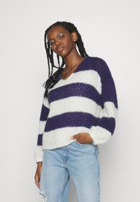 Vero Moda Petite - VMERIN STRIPE V NECK - Jumper - astral aura/birch Thumbnail Image 1
