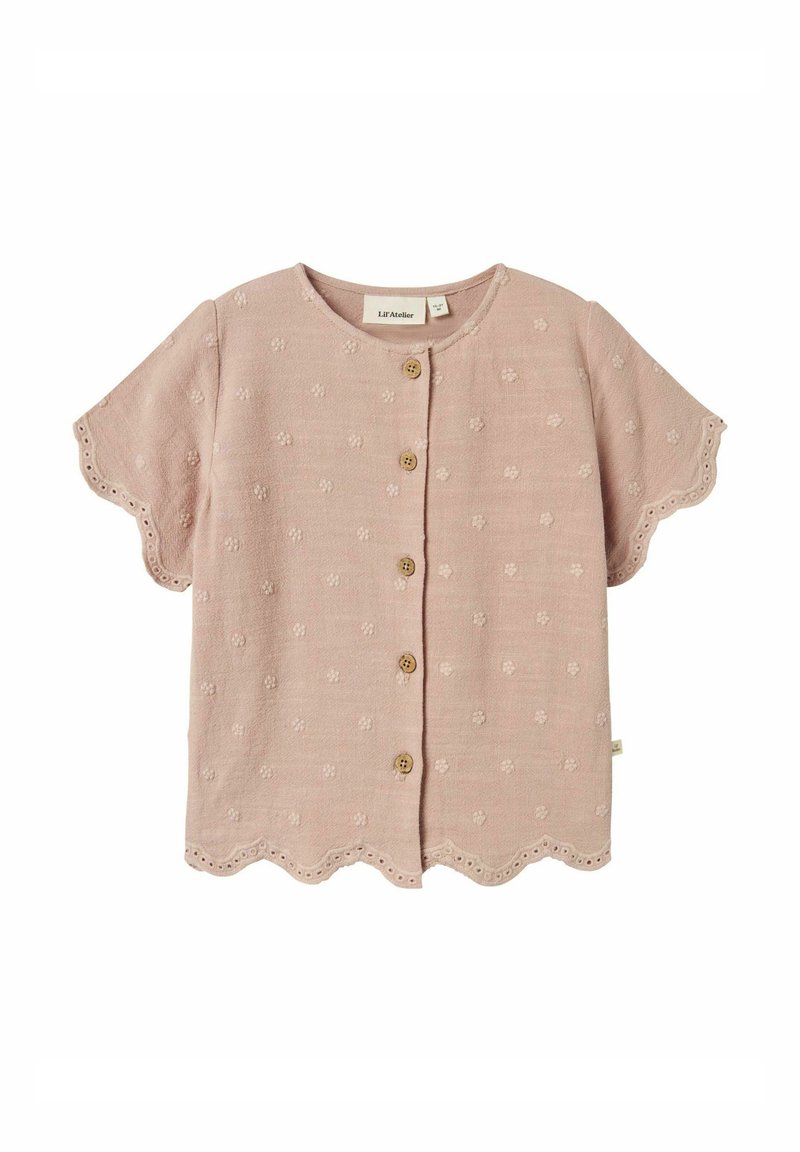 Blusa rosa a maniche corte con orlo scallop, tessuto testurizzato con motivi floreali e bottoni in legno lungo il davanti.