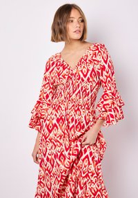 Apricot IKAT SWIRLS - Maxikleid - red
