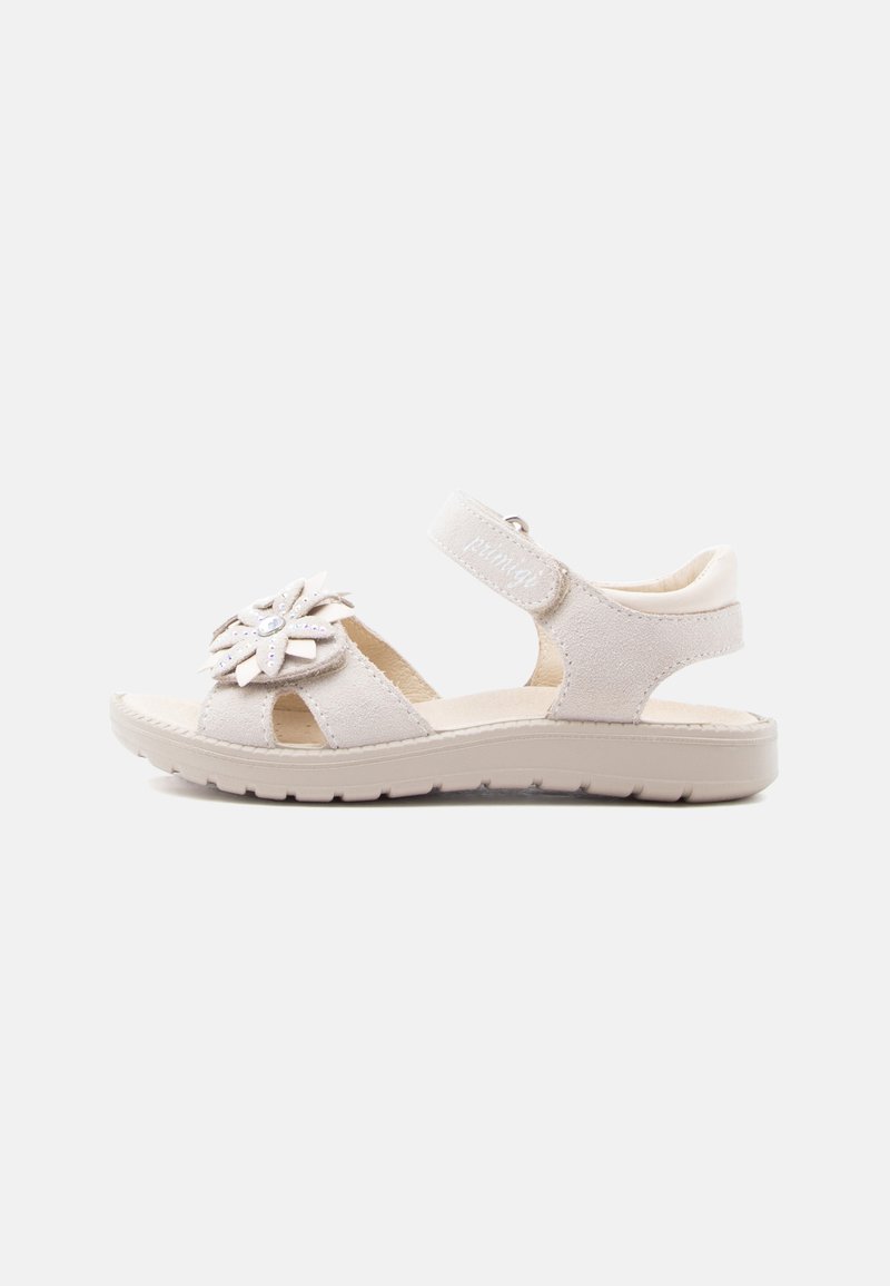Μπεζ παιδικό σανδάλι με ρυθμιζόμενο λουράκι αστραγάλου, διακοσμητικό λουλούδι με στρας στο μπροστινό λουράκι και υφασμένη λαστιχένια σόλα.