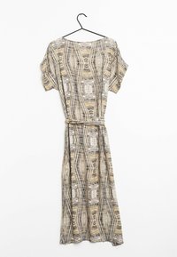 Kurzärmliges Kleid mit einem abstrakten Muster in Beigenuancen, Schwarz und Gold. Verfügt über eine lockere Passform und einen Bindegürtel in der Taille.