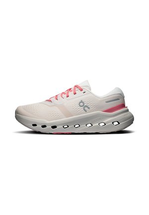 Hellrosa und weißer Laufschuh mit rosa Schnürsenkeln, Belüftungslöchern in der Zwischensohle und Markenlogo an der Seite.