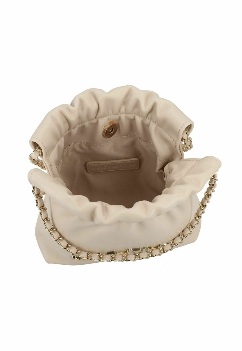 Sac à main en simili cuir beige avec un haut froncé, une bandoulière en chaîne dorée et une poche intérieure. Fermeture à pression, texture lisse et design minimaliste.
