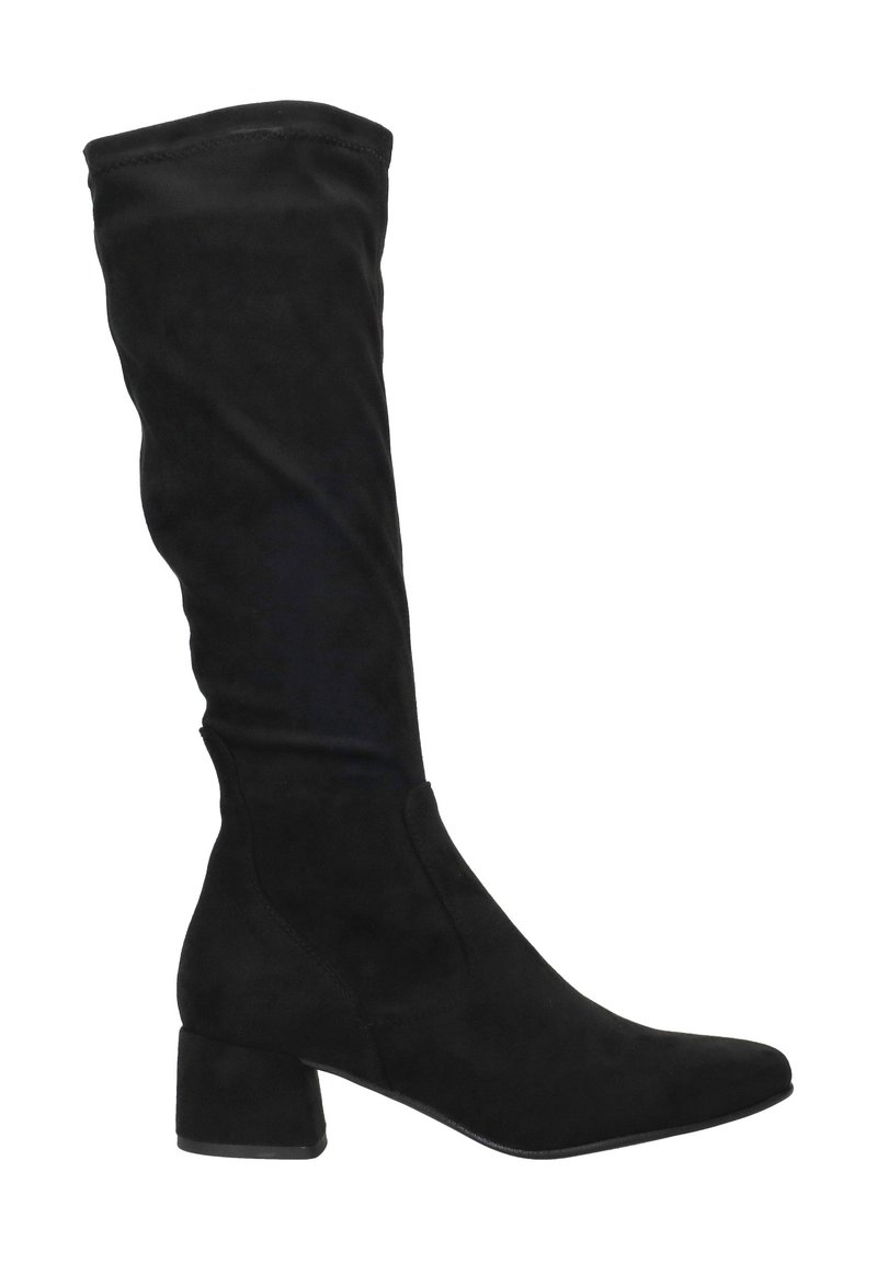 Bottes noires en suede jusqu'aux genoux avec un talon carré, une pointe fine et une texture lisse. Présente un haut ajusté pour une silhouette élégante.