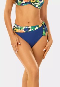 Bikini dolna część w kolorze niebieskim z wysokim stanem i szerokim paskiem w kwiatowy wzór z odcieniami zieleni, różu i żółci, z wiązaniem z boku.