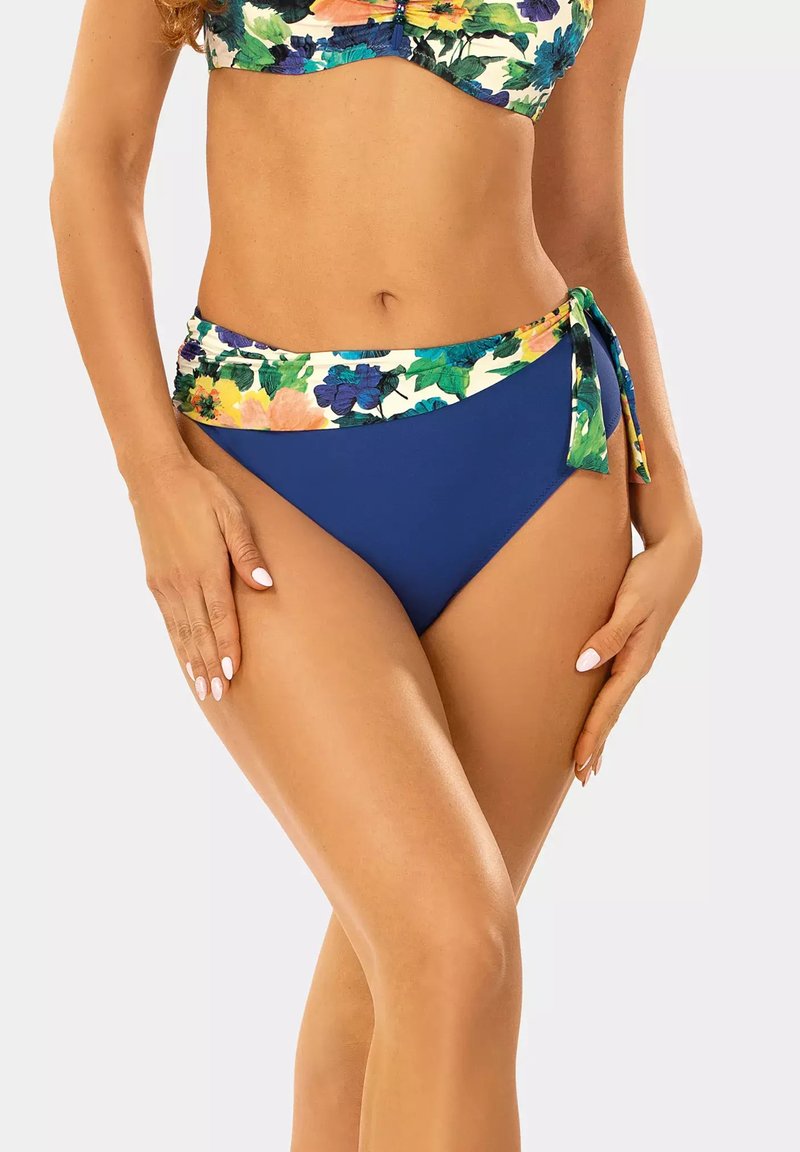 Bikini dolna część w kolorze niebieskim z wysokim stanem i szerokim paskiem w kwiatowy wzór z odcieniami zieleni, różu i żółci, z wiązaniem z boku.