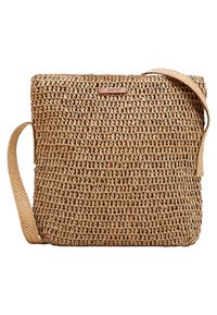 Wiklinowa torebka na ramię w kolorze beżowym, z teksturowaną powierzchnią, regulowanym paskiem oraz małą prostokątną metką z logo marki z przodu.