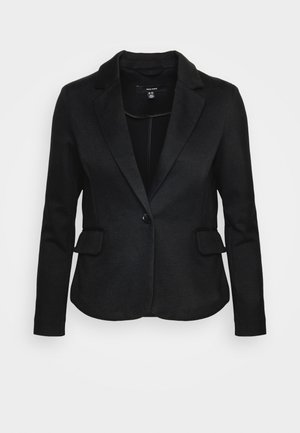Sort dames blazer med enkelt knap, hakrevers, lange ærmer og to forlommer med klap, vist mod en hvid baggrund.