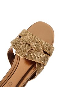 Sandalo a slide dorato con design a strisce incrociate, decorato con piccole pietre luccicanti. Sottopiede metallico liscio, stile open toe.