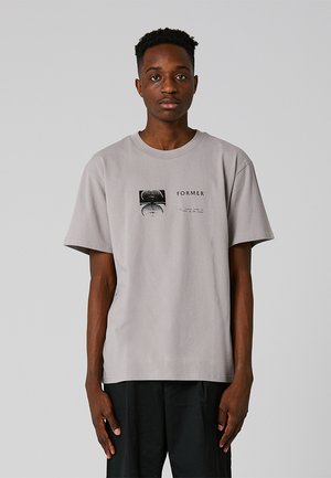 Former ARRAY OVERSIZED - Nyomott mintás póló - mushroom