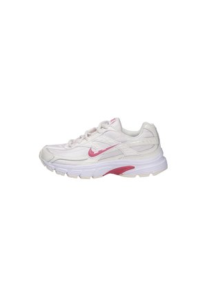 Chaussure de course Nike blanche et rose clair avec dessus en maille et synthétique, semelle coussinée, et logo swoosh rose sur le côté.