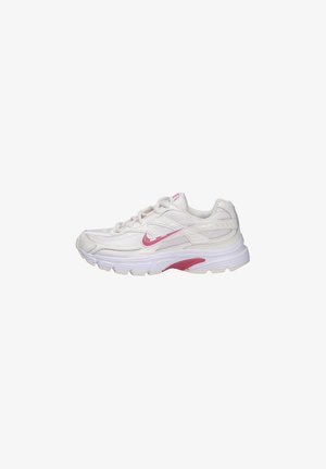 Chaussure de course Nike blanche et rose clair avec dessus en maille et synthétique, semelle coussinée, et logo swoosh rose sur le côté.