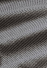 Thinking Mu LUZ - Latzhose - light grey