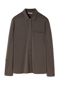 Chemise marron foncé à manches longues, boutonnée, avec un col et une poche poitrine unique, présentée sur fond blanc.