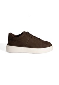 Braune Wildledersneaker mit weißer Gummisohle, ausgestattet mit Schnürverschluss, runder Spitze und dezenten Nähdetails im Obermaterial.