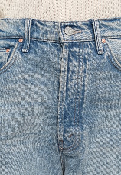 Jeans in denim azzurro chiaro con un classico design a cinque tasche, cuciture a rovescio e chiusura con bottone in argento in vita.