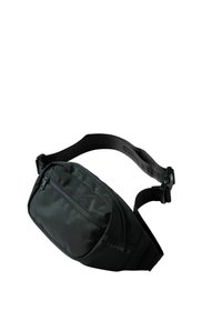 Borseta neagră cu buzunar frontal cu fermoar și curea reglabilă cu cataramă din plastic, concepută pentru a fi purtată fără mâini.