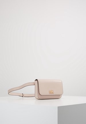 Beige Leder-Umhängetasche mit goldfarbenem MK-Logo vorne, verstellbarem Riemen, auf weißer Oberfläche vor hellgrauem Hintergrund platziert.