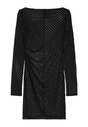 Abito nero a maniche lunghe con un motivo a diamante texturizzato, dettaglio drappeggiato su un lato e silhouette dritta.
