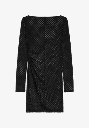 Abito nero a maniche lunghe con un motivo a diamante texturizzato, dettaglio drappeggiato su un lato e silhouette dritta.