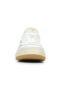 Sneaker bianca con dettagli in suede grigio, linguetta in tessuto texturizzato e suola in gomma. Presenta un logo sulla linguetta e un classico sistema di allacciatura.