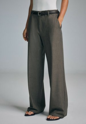 Stradivarius, FLOWING STRIPED STRAIGHT-LEG TROUSERS - Pantalon classique - light grey
