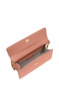 Cartera de cuero rosa claro con una textura suave, herrajes dorados y cierre de botón a presión. El interior cuenta con un forro gris y compartimentos para tarjetas.