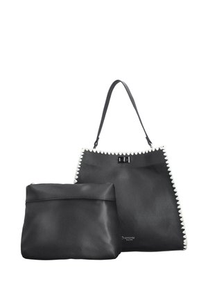 Sac cabas noir texturé avec bordure en zigzag blanche et pochette assortie noire à fermeture éclair, tous deux en matériau semblable au cuir.