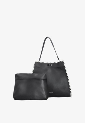 Sac cabas noir texturé avec bordure en zigzag blanche et pochette assortie noire à fermeture éclair, tous deux en matériau semblable au cuir.