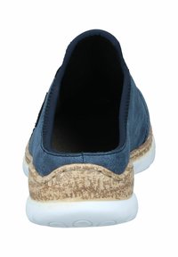 Botte légère de couleur marine avec une semelle en liège texturé et une semelle intermédiaire blanche, dotée d'un dessus lisse et de côtés élastiqués pour faciliter l'enfilage.