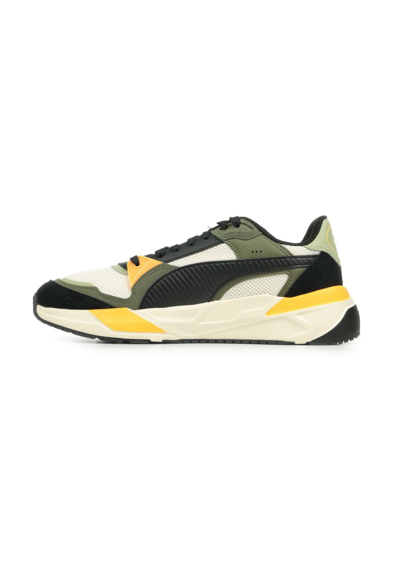 Sneaker con un mix di rete e suede in verde oliva, nero e crema. Presentano una strisciata nera, dettagli gialli e suole testurizzate.